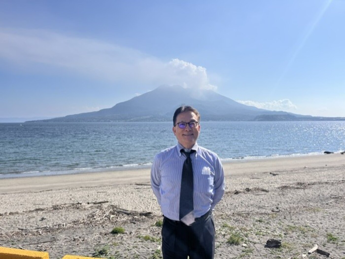 鹿児島・桜島を望む海辺に立つ田畑栄一