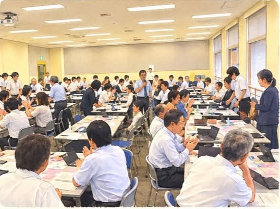 約80名が班ごとに座る会場（イラスト）