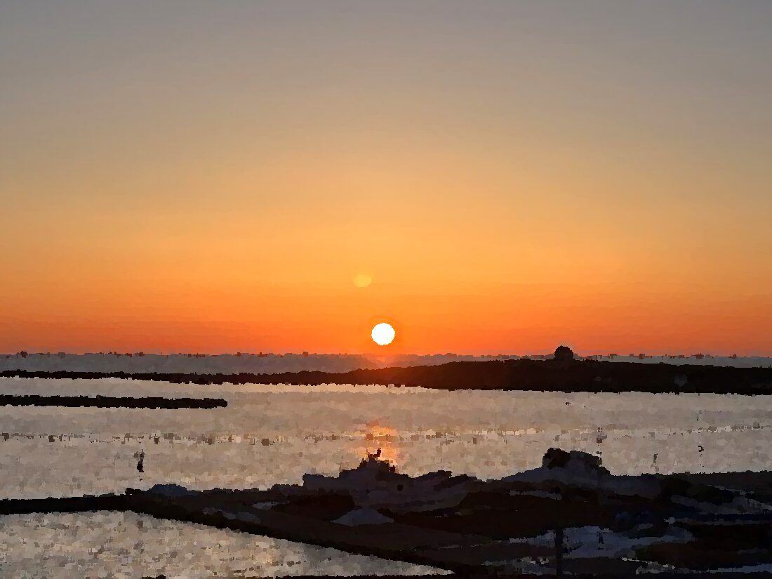 旅先の港の夕暮れ
